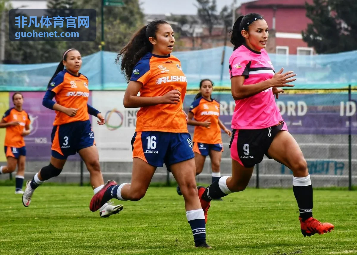 非凡体育官网篮球项目教练在训练场边指导